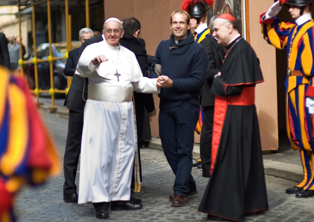 El Papa junto a su nuevo secretario (AP).