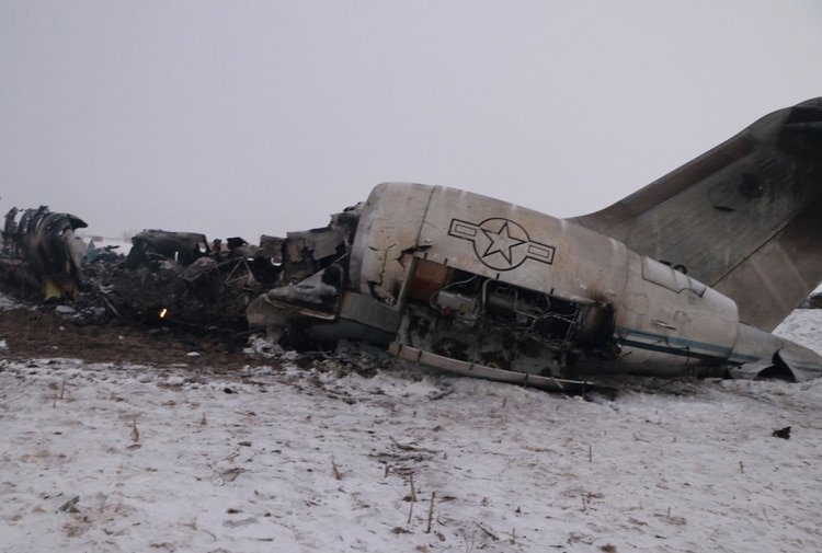 Así quedó el avión norteamericano caído en Afganistán (Reuters)