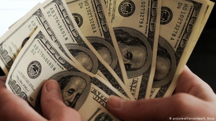 Symbolbild | Dollar Scheine (picture-alliance/dpa/S. Goya ) Symbolbild | Dollar Scheine (picture-alliance/dpa/S. Goya )