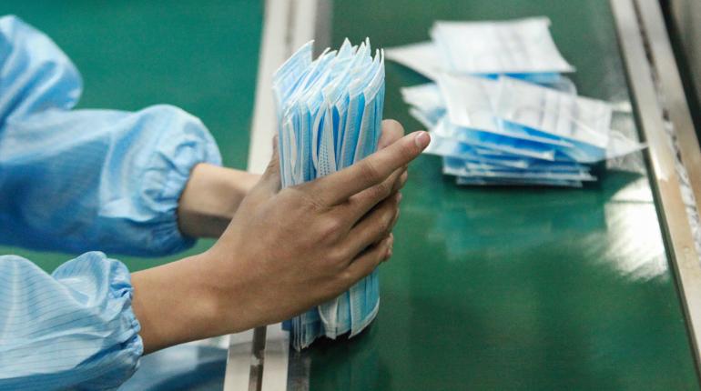 Un trabajador produce máscaras faciales en una fábrica en Yangzhou, en China. | Foto ilustrativa | AFP