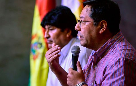 El candidato presidencial Luis Arce, habla junto al ex presidente Evo Morales, durante una conferencia de prensa en Buenos Aires.