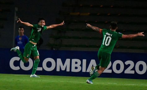 Víctor Abrego (izq.) y Henry Vaca de la selección boliviana. Foto: AFP