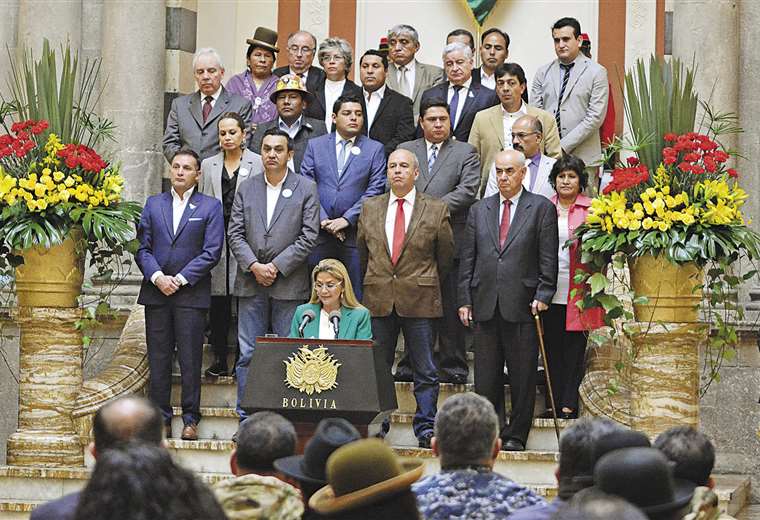 El Gobierno debe matizar la gestión con la campaña electoral para los comicios de mayo