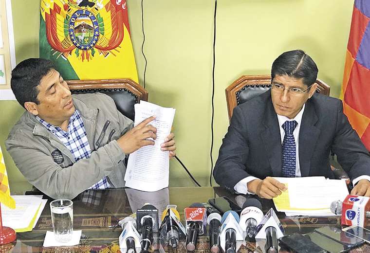 El director nacional del INRA, con documentación en mano, exhibió las irregularidades. Foto: APG