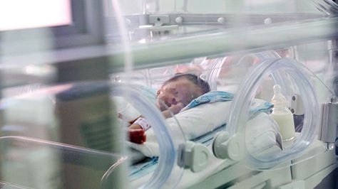 Un bebé en un hospital.