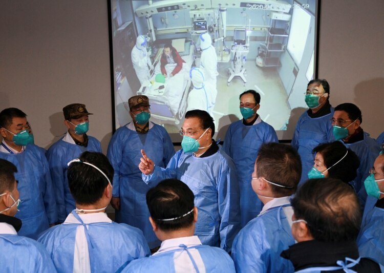 El premier chino Li Keqiang habla con trabajadores médicos en un hospital de Wuhan, ciudad donde brotó la epidemia (Reuters)