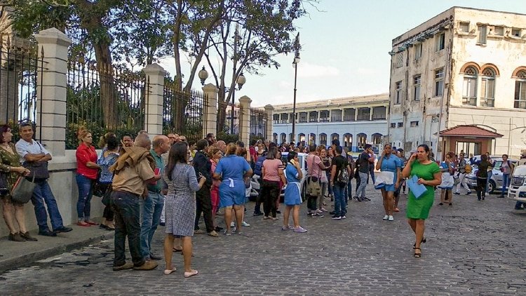 Trabajadores evacuados del edificio Lonja del Comercio tras el terremoto de 7,7 grados (Photo by ADALBERTO ROQUE / AFP)