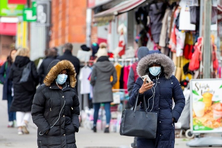 Peatones en el Barrio Chino de Ontario, Canada (January 28, 2020. REUTERS/Carlos Osorio)