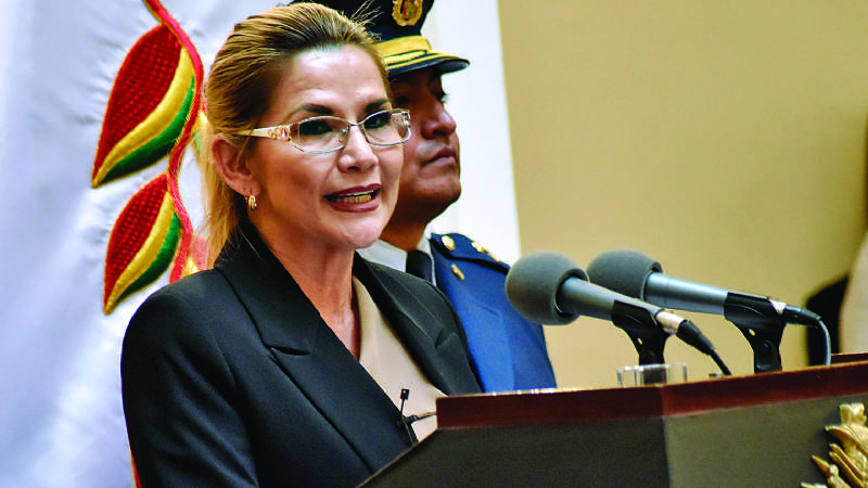 Dolida, Jeanine Añez promete decreto para no mezclar campaña con gestión