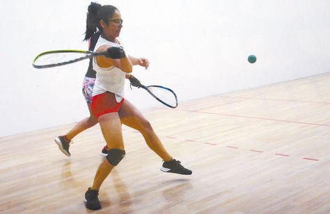 Partido. Centellas golpea la pelota con su raqueta en un duelo anterior. Foto: Archivo