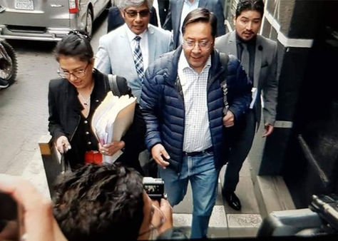 Así llegó a la Fiscalía el exministro y actual candidato a la presidencia por el MAS, Luis Arce Catacora.