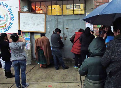 Padres de familia hacen filas para las inscripciones escolares.