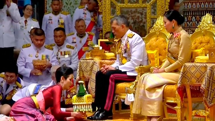 El rey de Tailandia y su amante, al momento de nombrarla consorte real