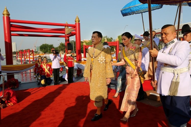El Rey Maha Vajiralongkorn de Tailandia y la Reina Suthida llegan para una procesión real en barcaza por el río Chao Praya como parte de las celebraciones de un año de su coronación en Bangkok, Tailandia, el 12 de diciembre de 2019 (Oficina de la Casa Real de Tailandia / Entrega a través de los editores de atención de REUTERS)