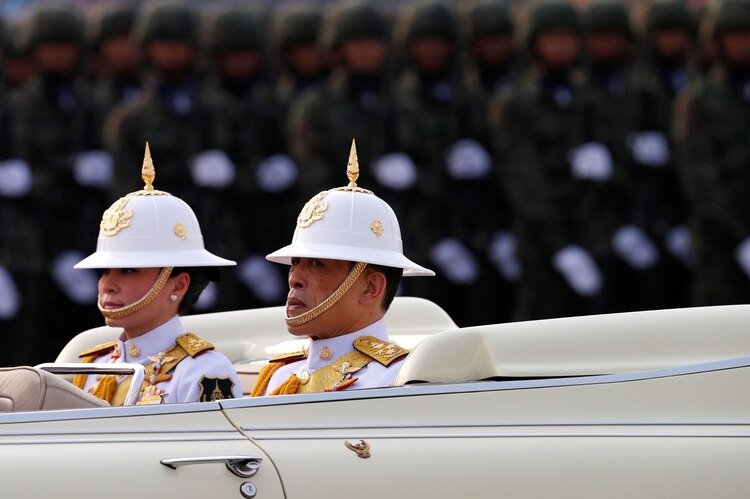 El Rey Maha Vajiralongkorn y la Reina Suthida asisten a un Desfile Militar el 18 de enero de 2020 (REUTERS/Soe Zeya Tun)