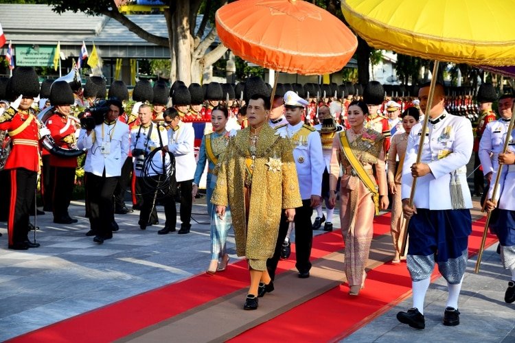 El Rey Maha Vajiralongkorn de Tailandia, la Reina Suthida, la Princesa Bajrakitiyabha, la Princesa Sirivannavari Nariratana y el Príncipe Dipangkorn (Oficina de la Casa Real de Tailandia / Entrega a través de los editores de atención de REUTERS)