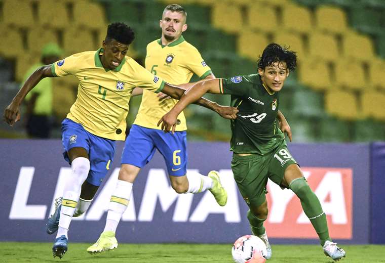 Víctor Ábrego escapa a la marca del brasileño Robson en el Preolímpico de Colombia. Foto. AFP 
