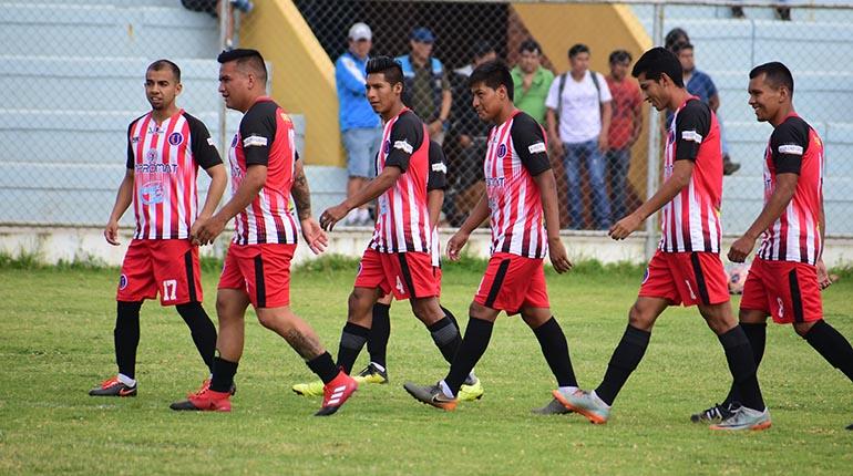 Jugadores de Universitario de Cochabamba dejan el campo de juego, luego de su encuentro ante Municipal Vinto Atlético Palmaflor. | José Rocha