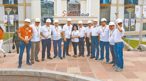 Autoridades locales y dirigentes de la Odebo durante su visita a los escenarios deportivos. Foto: Marcelo Avendaño 
