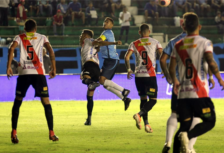 Se le complicó el partido a Blooming. Foto: Jorge Uechi