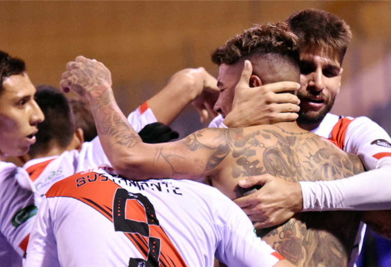 Los jugadores de Nacional Potosí, en pleno festejo. Foto: APG