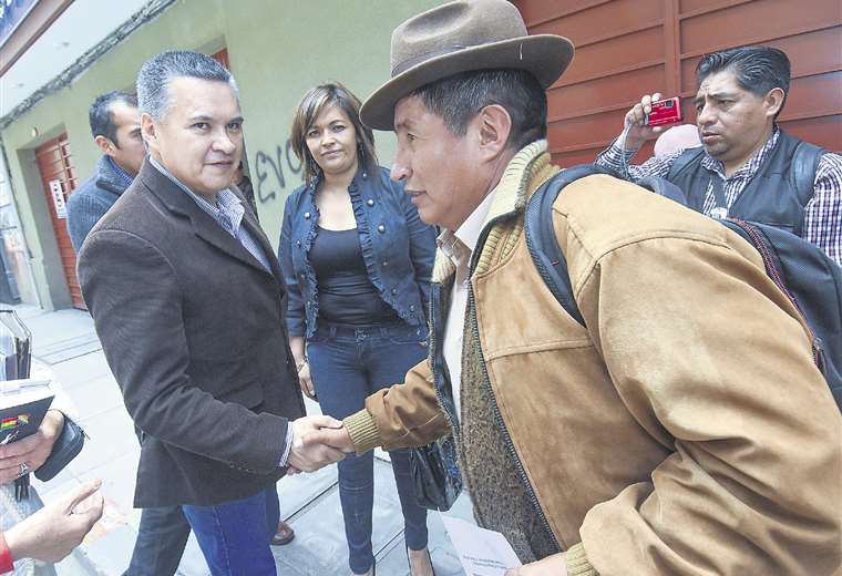 Eduardo León (izq) denunció que Lanchipa incumplió deberes al no informar sobre el sello rojo contra Evo. Foto: APG