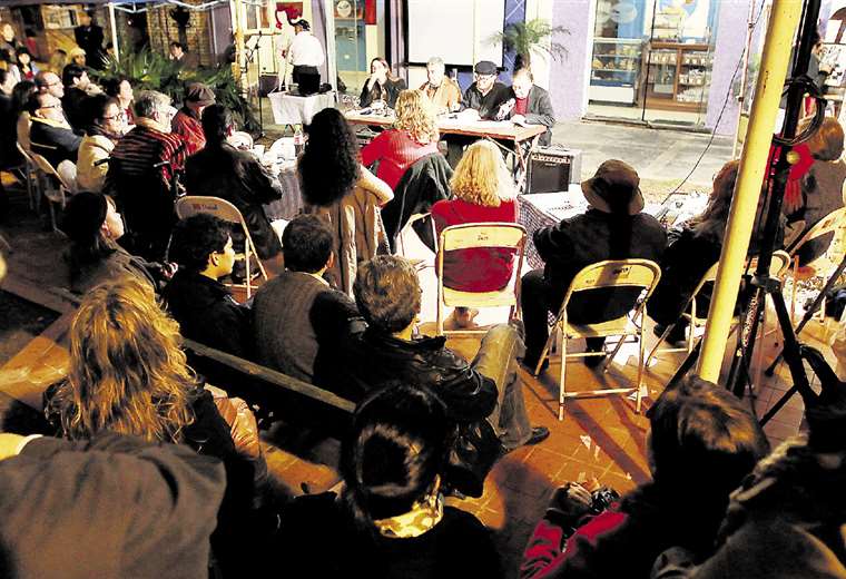 Las veladas son auto organizadas por los artistas, que acuden con sus producciones  a los encuentros.