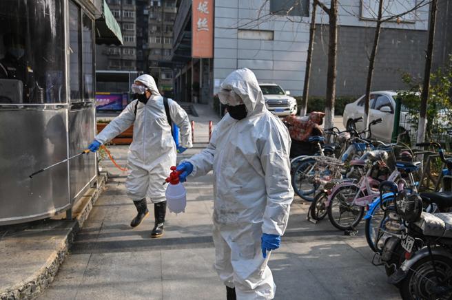Los servicios de limpieza tratan de acabar con los restos que pueda haber del coronavirus en las calles