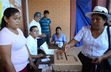 Una mujer emite su voto en el Trópico de Cochabamba. Foto: Archgivo-La Razón