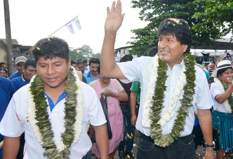Leonardo Loza y Evo Morales en el Trópico de Cochabamba, en una fotografía de archivo de La Razón.