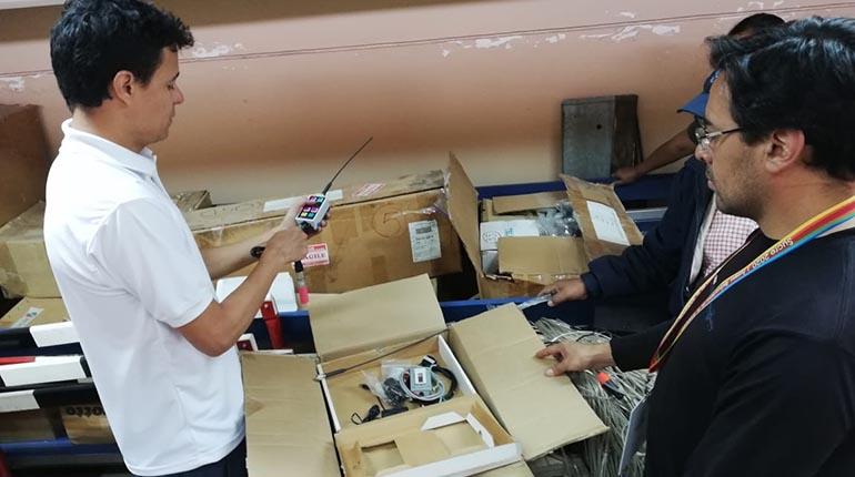 Giovanni Cardona (centro) inspecciona material deportivo de atletismo en Sucre. | Cobol