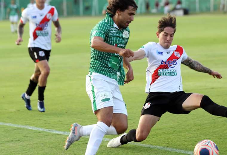 Gutiérrez se lleva la pelota ante la marca de un rival. El volante peruano puede ser hoy, en Montero, el conductor del equipo refinero. Foto: Jorge Guiérrez