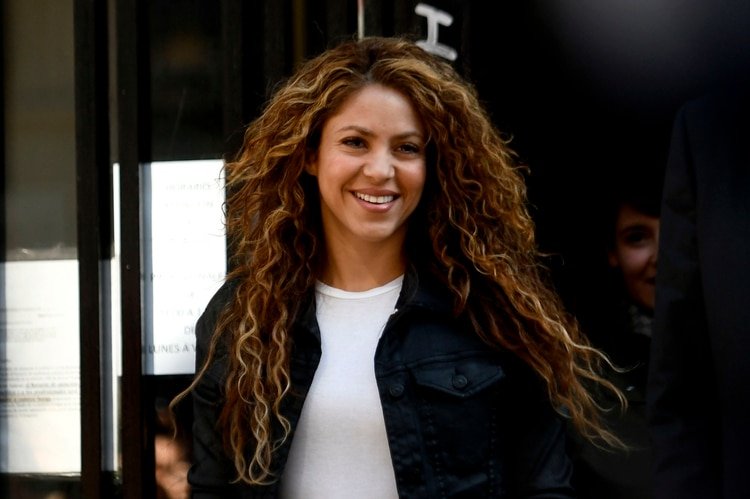 Shakira a su salida de un tribunal (Foto de archivo / OSCAR DEL POZO / AFP)