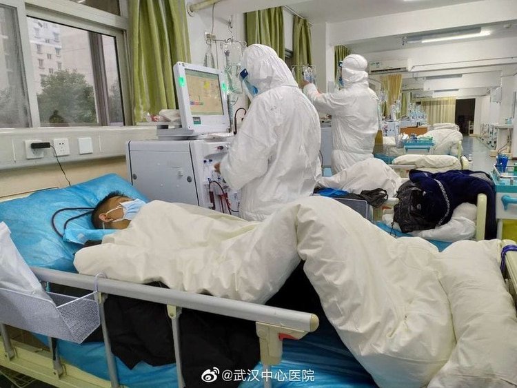 Hospital Central de Wuhan: personal médico atiende a pacientes (REUTERS)