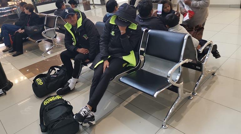Jugadores de Municipal Vinto Atlético Palmaflor esperan en el aeropuerto Alcantarí de Sucre por su vuelo de regreso. | Club Municipal Vinto Atl. Palmaflor