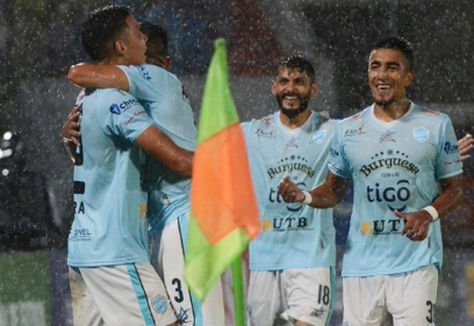 Festejo aurorista en el estadio Félix Capriles con lluvia de por medio.