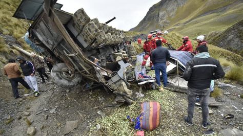 Un bus que hacía el recorrido de Coripata a La Paz se accidentó este viernes a la altura de la represa de Incacha. Foto: APG