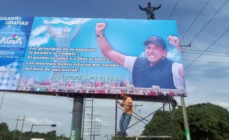 Las vallas publicitarias con la imagen de Fernando Camacho. Foto: Detrás de la Verdad