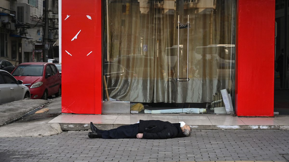 El cuerpo de un anciano sin vida en plena calle (Héctor RETAMAL / AFP)