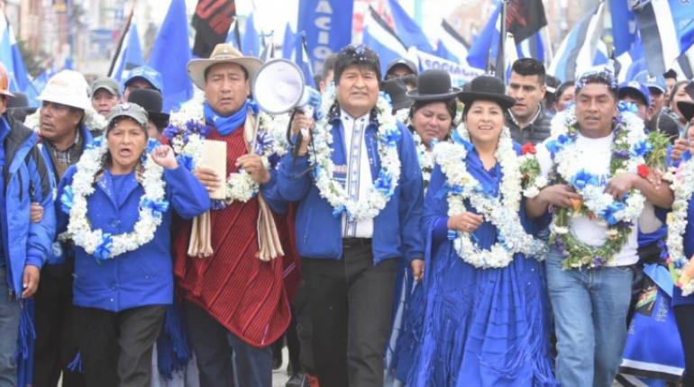 Evo Morales junto a otro de sus militantes.