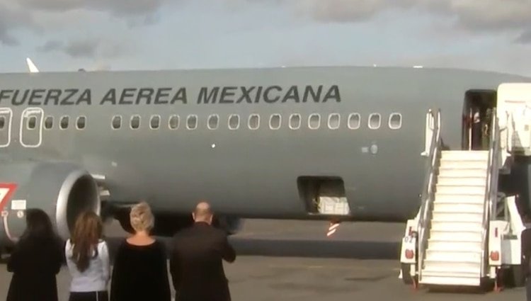 Anel Noreña, ex esposa de El Príncipe de la canción, esperando a que bajen las cenizas de José José (Captura de pantalla)