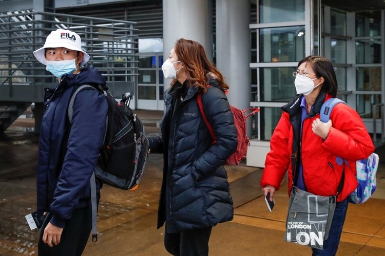 Pasajeros con mascarillas arriban al aeropuerto de Chicago (REUTERS/Kamil Krzaczynski/File Photo)