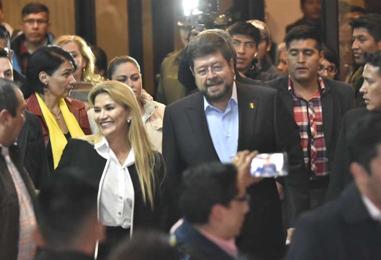 La alianza Juntos oficializó a su binomio Jeanine Áñez-Samuel Doria Medina | Foto: APG Noticias