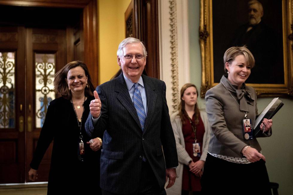 El líder de la mayoría republicana en el Senado, Mitch McConnell, sale de la sesión del juicio a Trump del viernes.