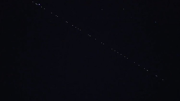La fila de satélites formaron una especie de
