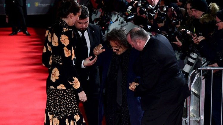 Al Pacino se cayó en la alfombra roja de los BAFTA en el Royal Albert Hall, Londres