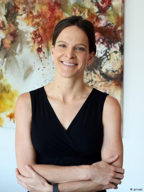 jeannette von Wolfersdorff, sonríe ante la cámara.