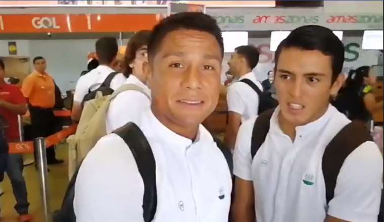 Los jugadores refieros partieron desde el Aeropuerto Viru Viru de Santa Cruz. Foto. @cdopetrolero