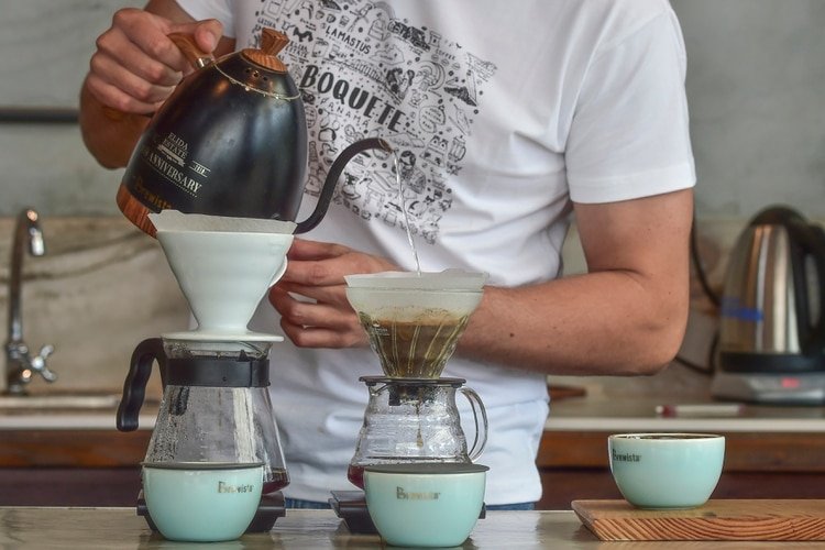 Un trabajador de la finca Elida, en Boquete, Panamá, prepara algunas tazas del café Geisha, la variedad más cara del mundo. (Photo by Luis ACOSTA / AFP)