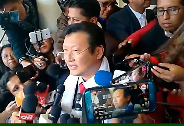 Chi Hyun Chung llegó en persona al TSE para confirmar su candidatura. 